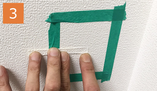 3. 貼り替える壁紙を、剥れている部分を隠すように貼り付ける